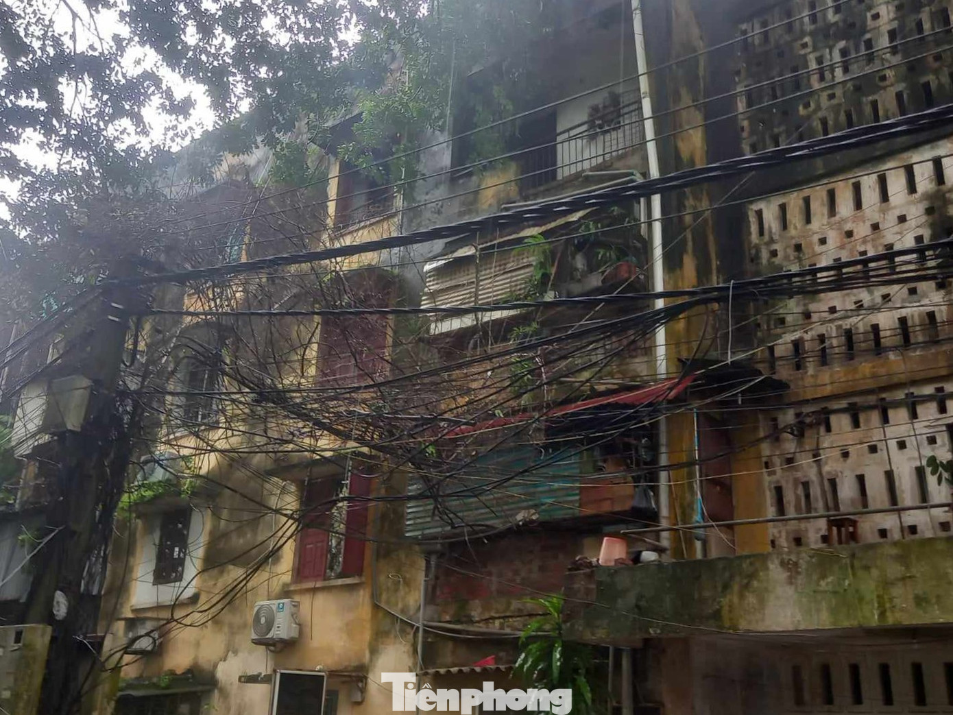 2 tòa nhà lớn xuống cấp nghiêm trọng, toàn bộ người dân phải đi sơ tán.