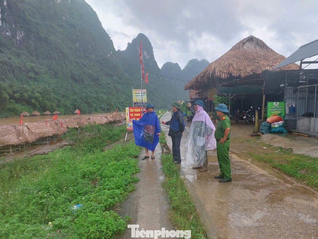 Chính quyền địa phương cùng các lực lượng vẫn đang theo dõi sát sao tình hình của cơn bão và tích cực hỗ trợ nhằm đảm bảo an toàn cho người dân.