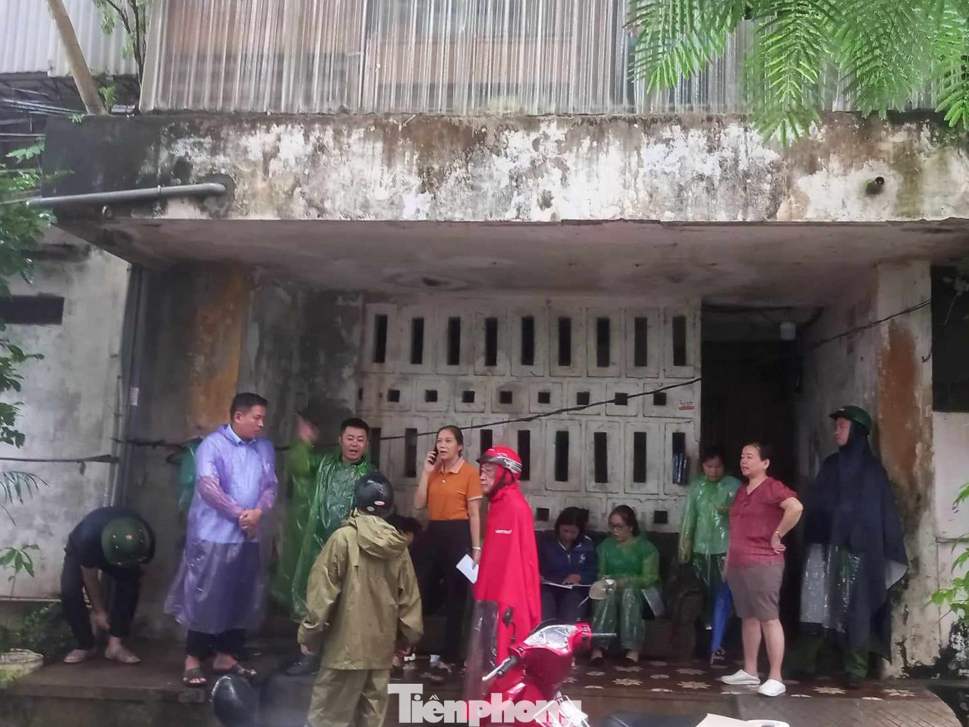 Di rời 60/60 hộ dân sống trong 2 tòa nhà xuống cấp ở TP Hòa Bình. Ảnh: Việt Lâm