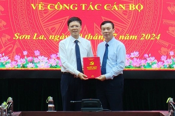 Tân Phó Trưởng ban Nội chính Tỉnh ủy Sơn La Hoàng Tiến Cường (bên trái) nhận quyết định. Ảnh: Đài PTTH Sơn La.
