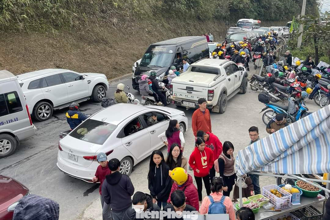 Nhiều phương tiện dừng đỗ ở khu vực phía trước cổng trời Quản Bạ, khiến dòng xe bị ùn tắc kéo dài dọc tuyến đường quốc lộ 4C.