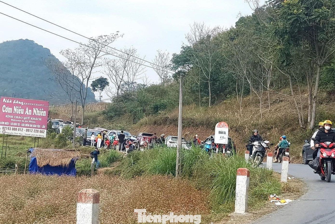 “Ngay sau khi nắm bắt, lực lượng chức năng của xã và huyện Quản Bạ đã có mặt tại các điểm ùn tắc điều tiết giao thông. Tính đến 15h cùng ngày, giao thông trên tuyến đường Quốc lộ 4C đã thông thoáng”, Chủ tịch UBND xã Quyết Tiến thông tin.