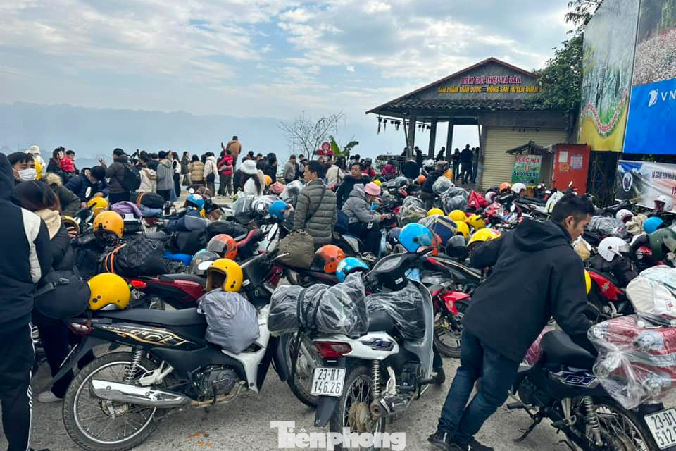 Ông Nguyễn Việt Tiến – Chủ tịch UBND xã Quyết Tiến, huyện Quản Bạ (Hà Giang) xác nhận tình trạng ùn tắc đoạn qua địa bàn xã xảy ra vào sáng 30/12.