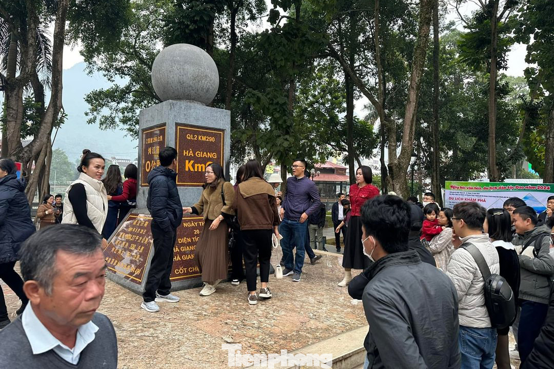 Trong ngày đầu dịp nghỉ Tết Dương lịch, tại một số địa điểm check-in trên địa bàn tỉnh Hà Giang ghi nhận lượng lớn du khách đến tham quan.