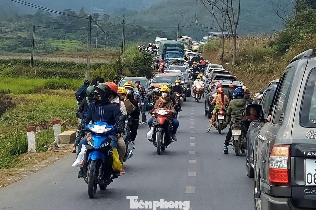 Một số vị trí khác tại quốc lộ 4C tuy không bị ùn tắc nhưng ghi nhận lượng phương tiện tăng đột biến