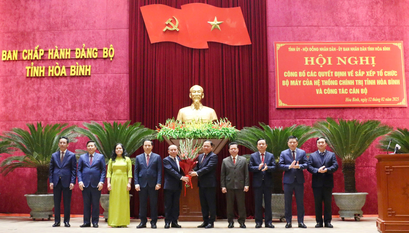 Bí thư Tỉnh ủy Hòa Bình tặng hoa chúc mừng Đảng bộ UBND tỉnh sau khi sắp xếp tổ chức bộ máy.