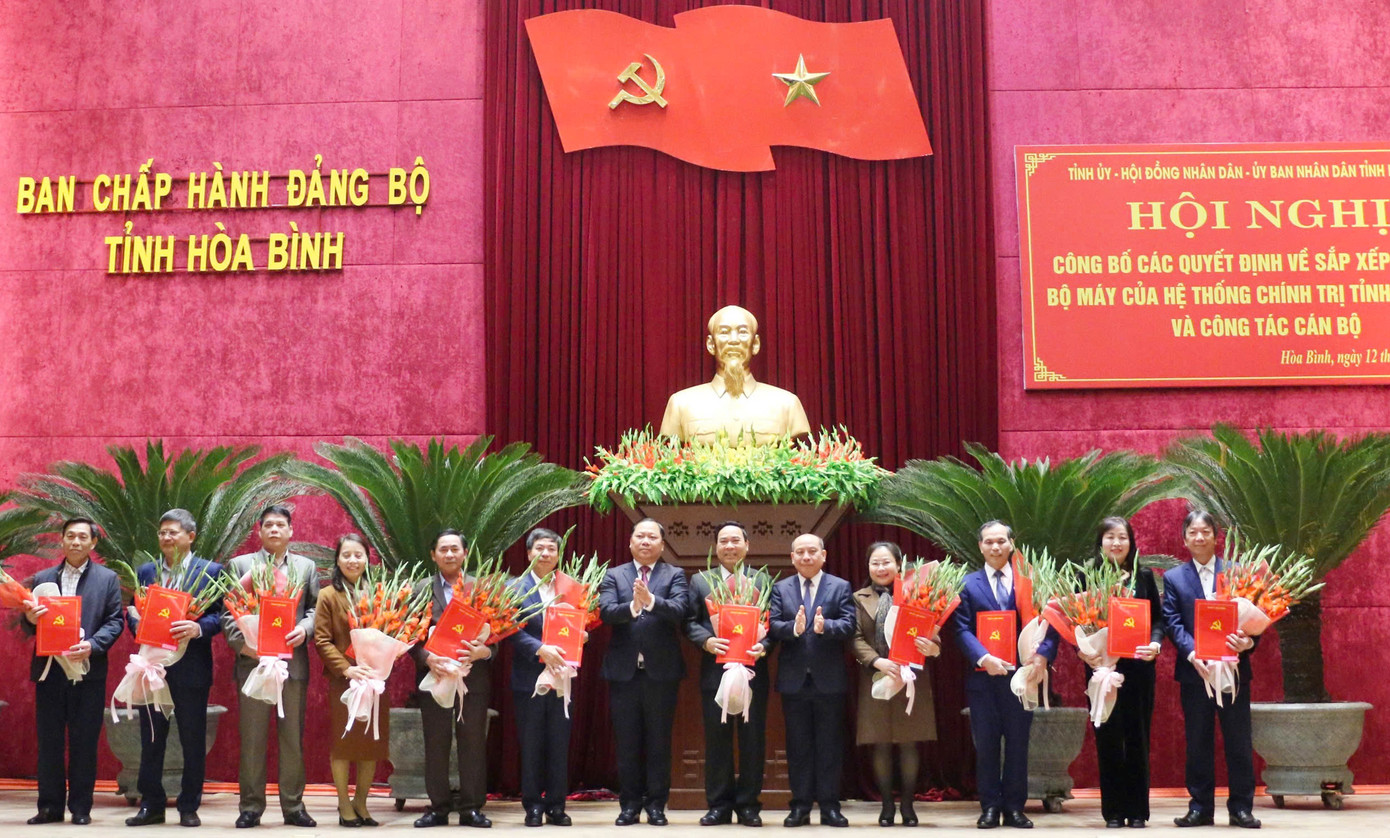 Ông Nguyễn Phi Long - Bí thư Tỉnh ủy Hòa Bình và ông Bùi Đức Hinh - Chủ tịch UBND tỉnh trao quyết định cho các cán bộ chủ chốt nghỉ hưu phục vụ sắp xếp tổ chức bộ máy của tỉnh.