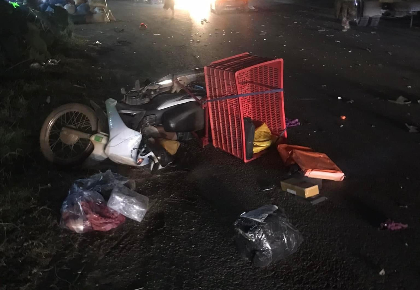 Hiện trường vụ tai nạn liên hoàn trên Quốc lộ 6. Ảnh: NDCC Hiện trường vụ tai nạn liên hoàn trên Quốc lộ 6. Ảnh: NDCC