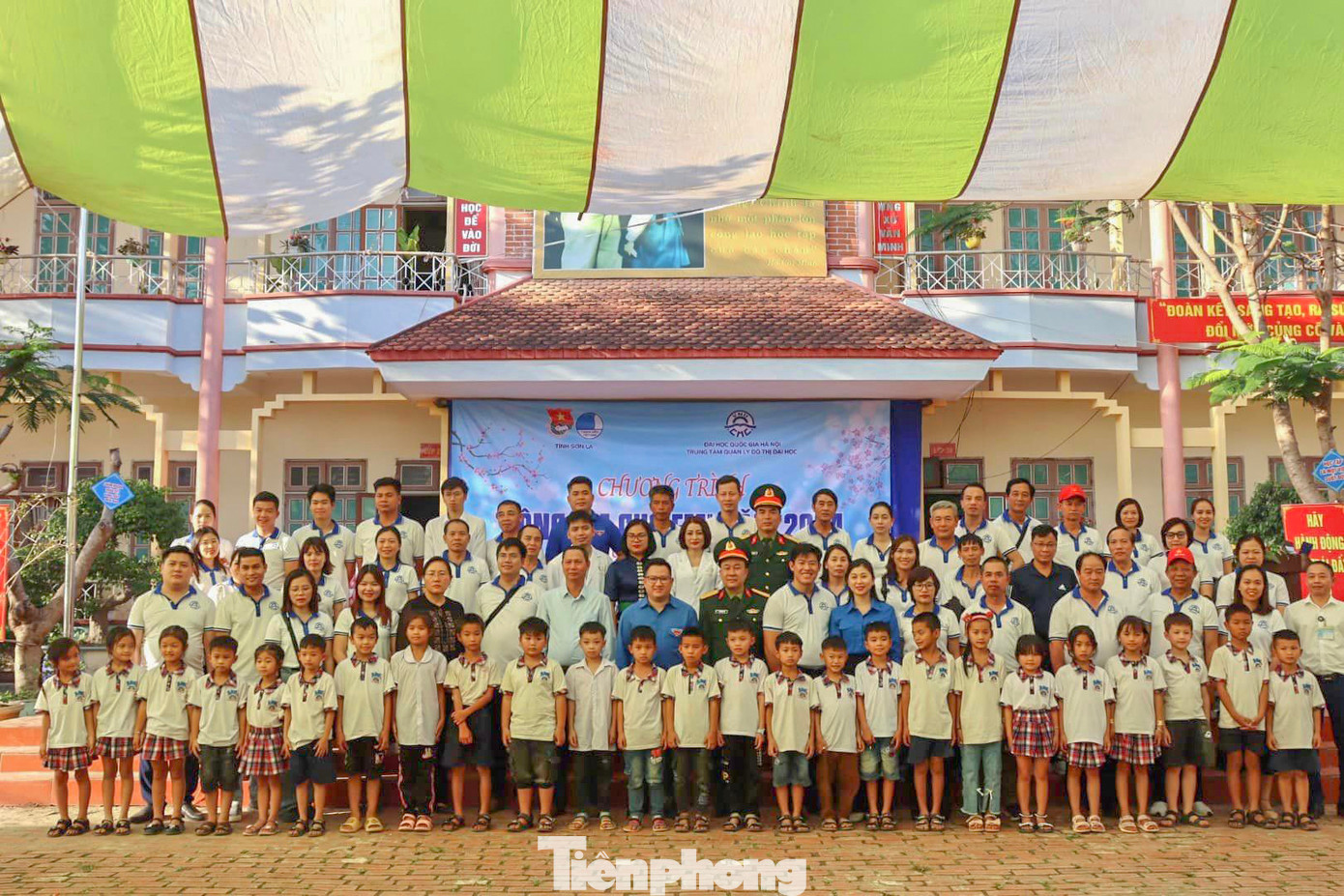 Đặc biệt là sự có mặt của hơn 200 em học sinh và các thầy cô giáo Trường Tiểu học Chiềng Lao – đây là xã vùng cao, có vị trí tiếp giáp với 2 tỉnh Lai Châu và Yên Bái, đời sống của bà con nhân dân còn nhiều khó khăn.