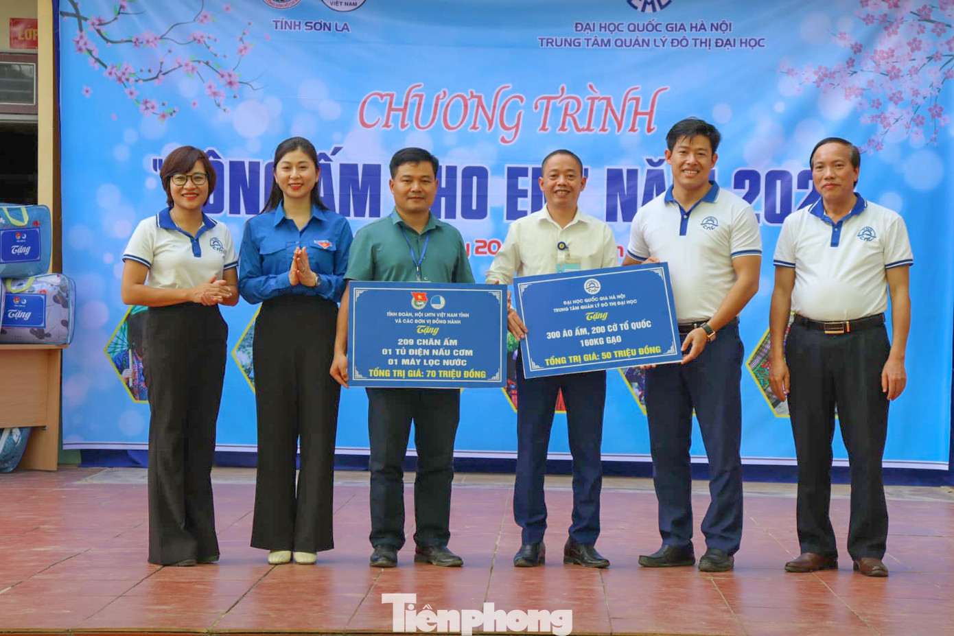 ... cùng với 1 tủ điện nấu cơm 6 ngăn, 1 máy lọc nước. Tổng trị giá phần quà là hơn 120 triệu đồng.