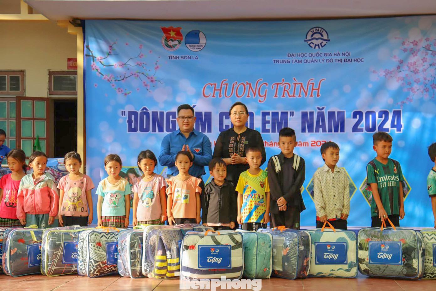 Tại chương trình, Tỉnh đoàn Sơn La, Hội LHTN Việt Nam tỉnh, Trung tâm Quản lý đô thị đại học – Đại học Quốc Gia Hà Nội cùng các đơn vị đồng hành tặng các phần quà ý nghĩa đến xã Chiềng Lao, Trường Tiểu học Chiềng Lao và các em học sinh.