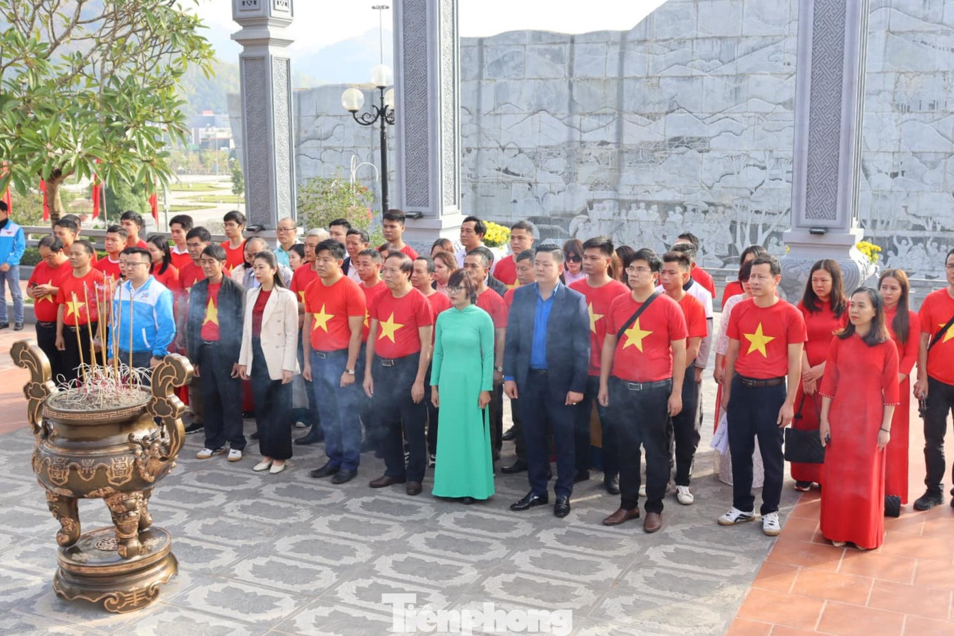 Trước đó, đoàn công tác đã tổ chức chương trình thăm và dâng hương tại Đền thờ Bác Hồ, Nhà tưởng niệm các anh hùng liệt sĩ và Nhà tù Sơn La.