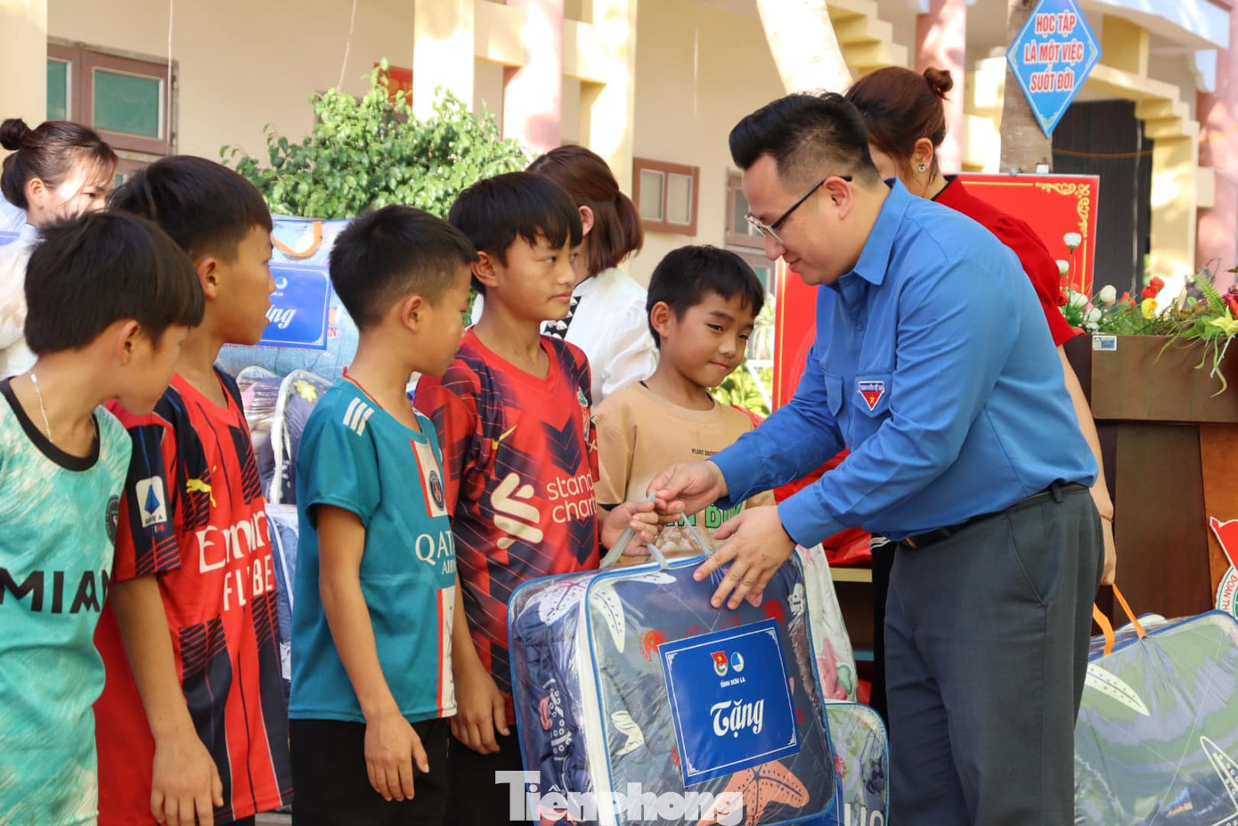 Các phần quà gồm: 300 áo ấm, 209 chăn ấm, 200 cờ tổ quốc,160kg gạo...