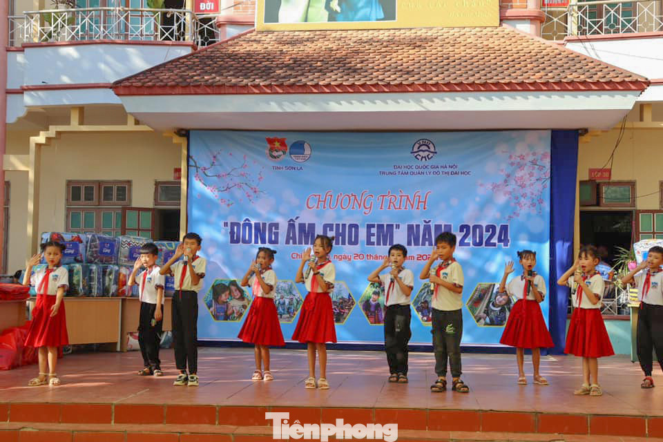 Chiều 20/1, Ban Thường vụ Tỉnh Đoàn Sơn La phối hợp với Trung tâm Quản lý đô thị đại học – Đại học Quốc Gia Hà Nội và các đơn vị đồng hành tổ chức chương trình “Đông ấm cho em” tại Trường Tiểu học Chiềng Lao, xã Chiềng Lao, huyện Mường La.