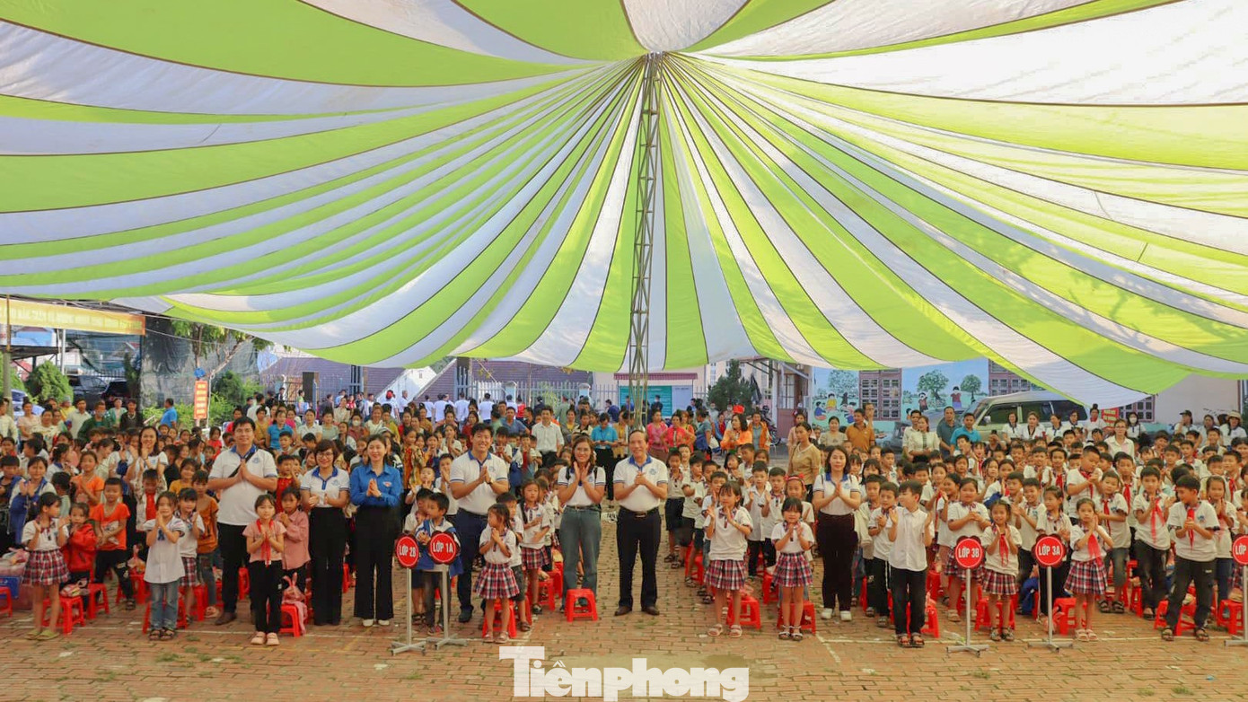 Dự chương trình có chị Cầm Thị Huyền Trang – Bí thư Tỉnh Đoàn Sơn La, ông Nguyễn Hữu Hiếu - Giám đốc Trung tâm quản lý đô thị đại học – Đại học quốc gia Hà Nội, cùng các đồng chí đại diện Bộ Chỉ huy Quân sự tỉnh, lãnh đạo UBND huyện Mường La.