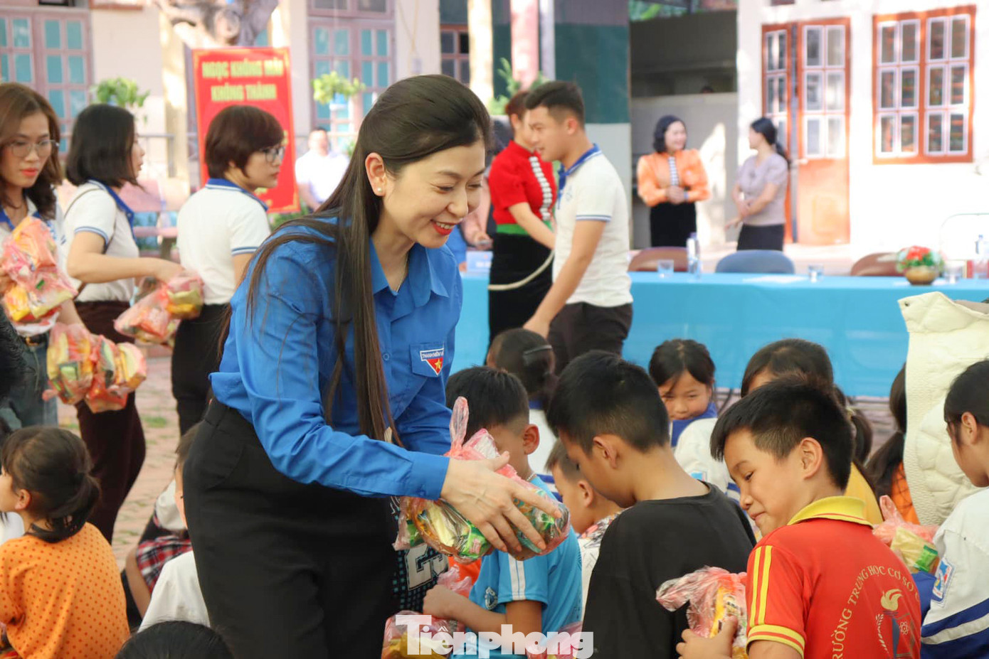 Chị Cầm Thị Huyền Trang – Bí thư Tỉnh Đoàn Sơn La trao quà và thăm hỏi các em học sinh.