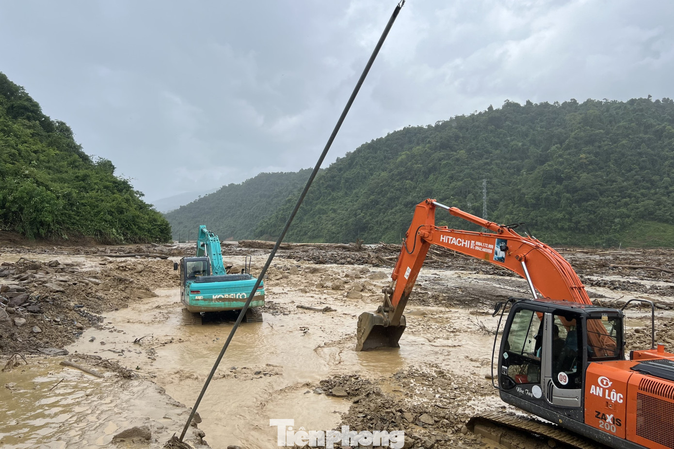 Đất đá sạt lở còn vùi lấp nhiều đoạn đường huyết mạnh khiến giao thông bị ùn tắc, nhiều khu vực bị cô lập. Đất đá sạt lở còn vùi lấp nhiều đoạn đường huyết mạnh khiến giao thông bị ùn tắc, nhiều khu vực bị cô lập.