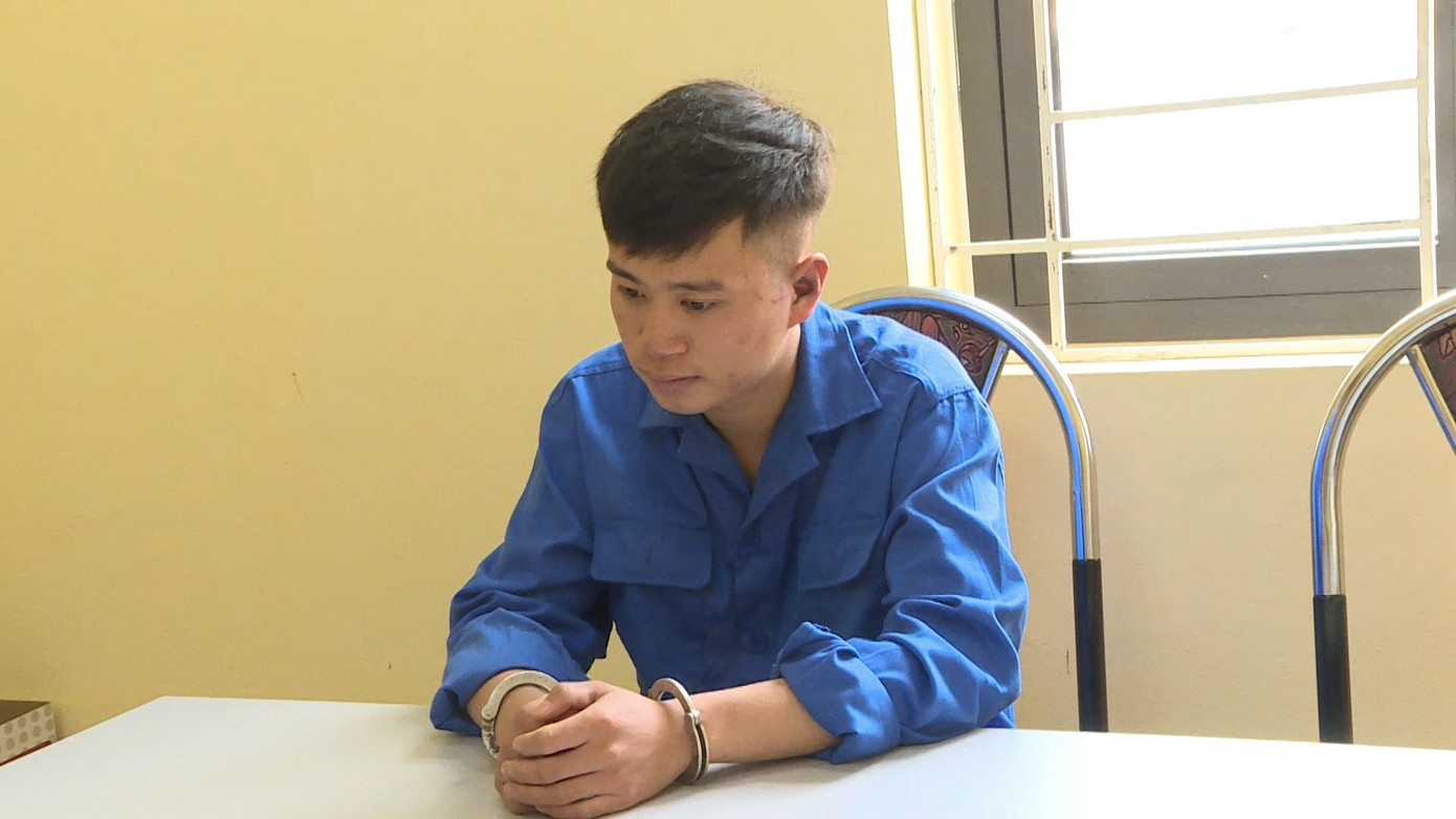 Đối tượng Sa Việt Hoàng tại cơ quan công an.