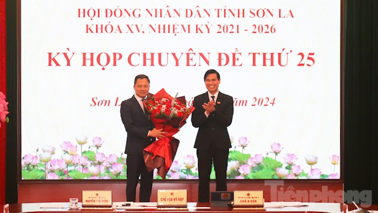 Ông Nguyễn Đình Việt (trái) được bầu làm Chủ tịch UBND tỉnh Sơn La. Ông Nguyễn Đình Việt (trái) được bầu làm Chủ tịch UBND tỉnh Sơn La.