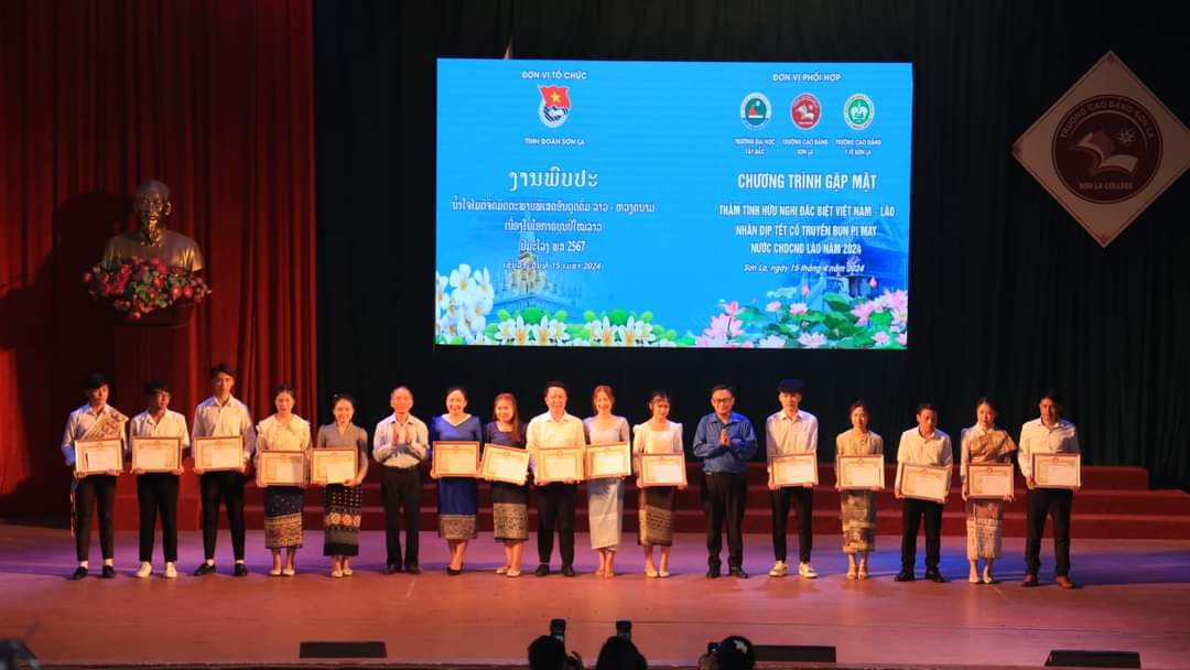 Ban Thường vụ Tỉnh Đoàn Sơn La, Sở GD&amp;ĐT tỉnh, Hội Khuyến học tỉnh trao tặng Bằng khen, giấy khen cho 45 lưu học sinh Lào tiêu biểu, tích cực tham gia các hoạt động công tác Đoàn và phong trào thanh, thiếu nhi năm học 2024 - 2025.