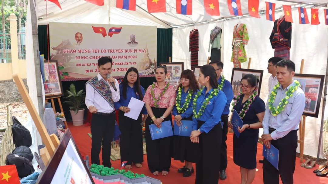 Thông qua chương trình nhằm tạo điều kiện cho lưu học sinh Lào gìn giữ và phát huy nét văn hóa truyền thống tốt đẹp về tết cổ truyền Bunpimay của nhân dân nước CHDCND Lào.