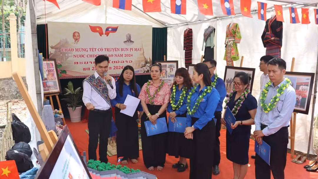 Thông qua chương trình nhằm tạo điều kiện cho lưu học sinh Lào gìn giữ và phát huy nét văn hóa truyền thống tốt đẹp về tết cổ truyền Bunpimay của nhân dân nước CHDCND Lào.