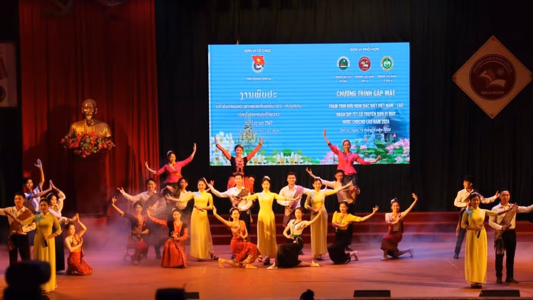 Tại chương trình, nhiều hoạt động giao lưu văn hoá, văn nghệ giữa sinh viên Việt Nam và sinh viên Lào được tổ chức.