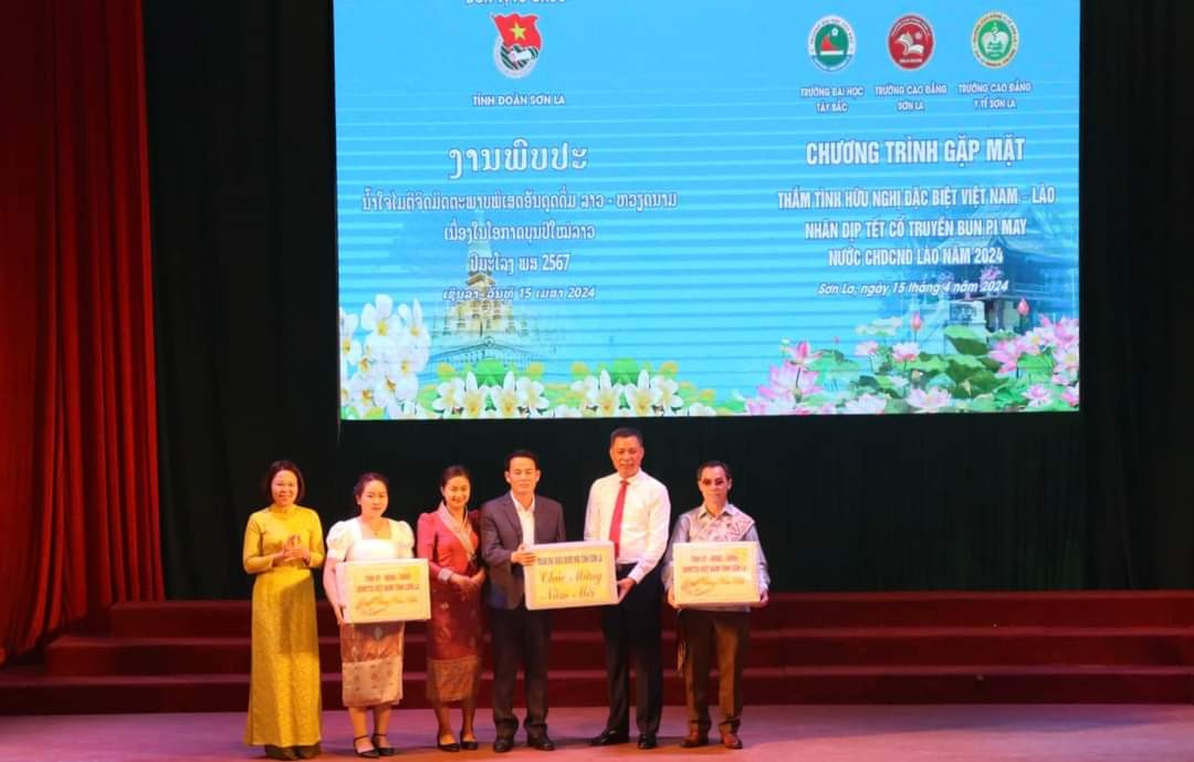 Cũng tại chương trình, Trung ương Đoàn, tỉnh Sơn La đã tặng các phần quà ý nghĩa cho Ban đại diện lưu học sinh của 3 trường Đại học, Cao đẳng.