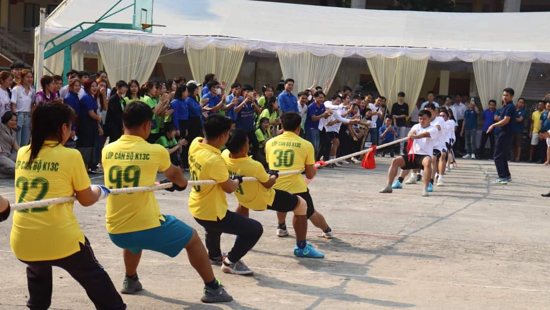 Các hoạt động thể thao, các trò chơi dân gian như kéo co, truyền nước, trang trí hội trại có sự tham gia của thanh niên 2 nước.