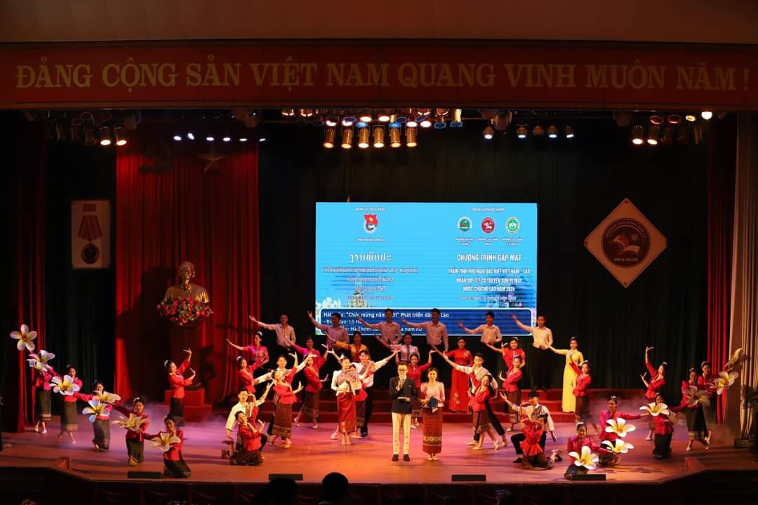 Ngày 15/4, nhân dịp Tết cổ truyền Bunpimay nước CHNDND Lào, tại Trường Cao đẳng Sơn La, Tỉnh Đoàn Sơn La phối hợp với Ban Giám hiệu trường Đại học Tây Bắc, Cao đẳng Sơn La, Cao đẳng Y tế Sơn La tổ chức các hoạt động gặp mặt, giao lưu văn hóa, thể dục thể thao cho lưu học sinh Lào trên địa bàn tỉnh Sơn La.