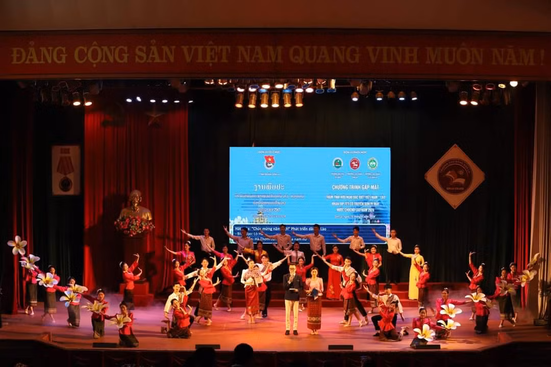 Ngày 15/4, nhân dịp Tết cổ truyền Bunpimay nước CHNDND Lào, tại Trường Cao đẳng Sơn La, Tỉnh Đoàn Sơn La phối hợp với Ban Giám hiệu trường Đại học Tây Bắc, Cao đẳng Sơn La, Cao đẳng Y tế Sơn La tổ chức các hoạt động gặp mặt, giao lưu văn hóa, thể dục thể thao cho lưu học sinh Lào trên địa bàn tỉnh Sơn La.