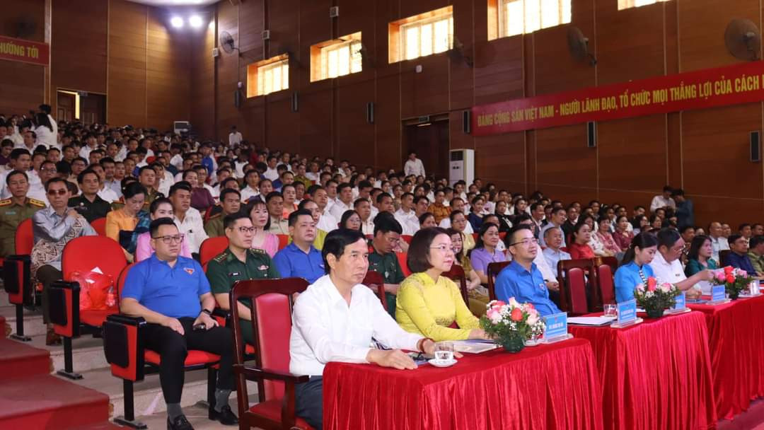 Tham dự chương trình có anh Nguyễn Tường Lâm - Bí thư BCH Trung ương Đoàn, Phó chủ nhiệm Thường trực Uỷ ban Quốc gia về Thanh niên Việt Nam, Uỷ viên Ban Thường vụ Hội hữu nghị Việt Nam - Lào; ông Nguyễn Thành Công - Phó Chủ tịch UBND tỉnh Sơn La; các đồng chí lãnh đạo các sở, ban, ngành, đoàn thể tỉnh, Thường trực Tỉnh Đoàn, Ban Giám hiệu các trường Đại học, Cao đẳng và hơn 800 lưu học sinh Lào đang sinh sống và học tập trên địa bàn tỉnh.