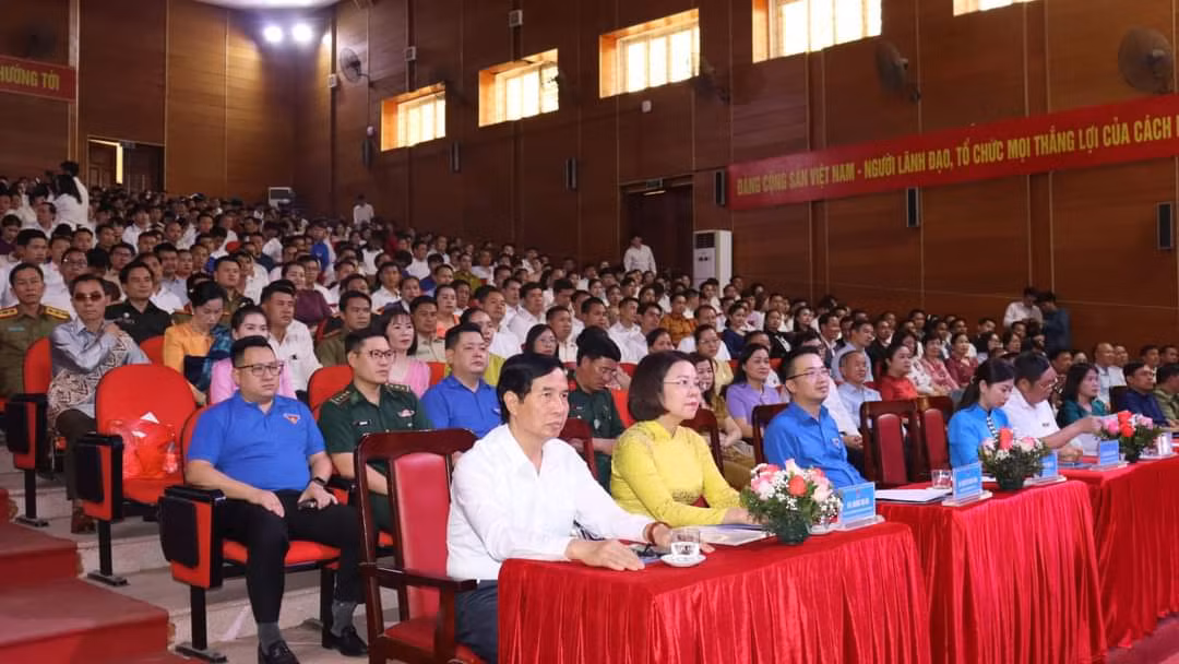 Tham dự chương trình có anh Nguyễn Tường Lâm - Bí thư BCH Trung ương Đoàn, Phó chủ nhiệm Thường trực Uỷ ban Quốc gia về Thanh niên Việt Nam, Uỷ viên Ban Thường vụ Hội hữu nghị Việt Nam - Lào; ông Nguyễn Thành Công - Phó Chủ tịch UBND tỉnh Sơn La; các đồng chí lãnh đạo các sở, ban, ngành, đoàn thể tỉnh, Thường trực Tỉnh Đoàn, Ban Giám hiệu các trường Đại học, Cao đẳng và hơn 800 lưu học sinh Lào đang sinh sống và học tập trên địa bàn tỉnh.