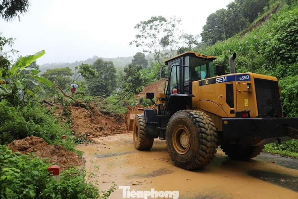 Đồng thời, huy động trên 300 người, 5 ô tô, 25 máy xúc lên xã A Lù và xuống Quang Kim để hỗ trợ các xã thực hiện khắc phục hậu quả thiên tai. Di chuyển 269 hộ dân vùng nguy hiểm, sạt lở đến nơi an toàn.