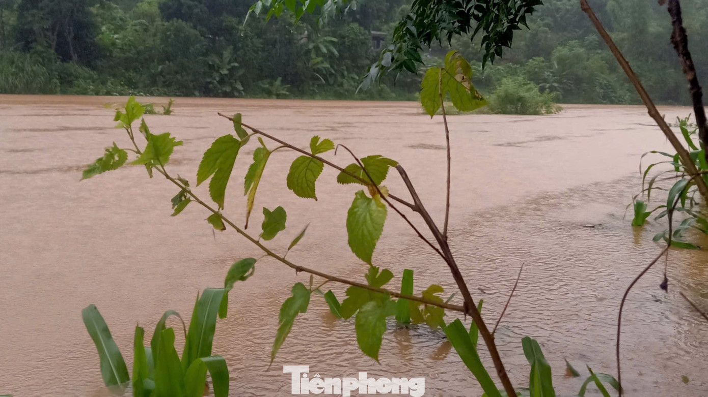 Theo báo cáo của UBND huyện Bát Xát (Lào Cai), mực nước tại các hồ chứa thuỷ điện tại các xã Mường Hum, Nậm Pung, Trung Lèng Hồ, Bản Vược, Bản Xèo dâng cao, các đơn vị đang thực hiện xả qua cửa xả và mặt tràn.