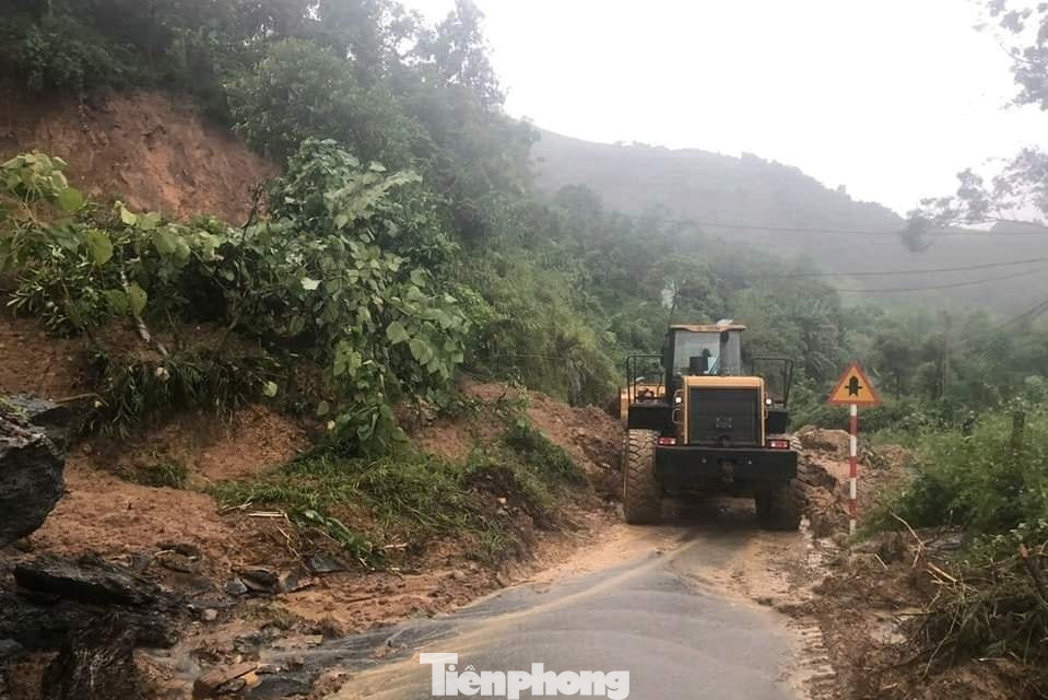 Do tắc đường tại xã Mường Hum và Trịnh Tường nên hiện tại chưa tiếp cận được hiện trường để khắc phục. Nhà mạng đang tiếp tục rà soát, cập nhật tổn thất. Hiện tại, huyện không liên lạc được một số xã.