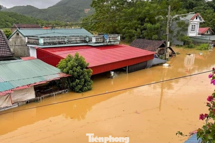 Bên cạnh đó, mưa lũ gây thiệt hại 171 nhà ở (132 nhà ngập úng, 34 nhà bị sạt taluy, 5 nhà bị vùi lấp); 129,5 ha hoa màu bị ngập úng, lũ quét; trên 20 tấn cá nước lạnh bị thiệt hại. Các tuyến tỉnh lộ 156, 156B, 158, 155 và các đường huyện, xã, liên thôn… có nhiều điểm sạt lở, ngập úng.