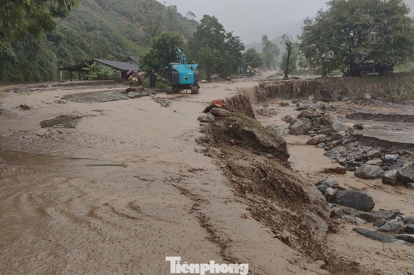 Trưng tập nhiều phương tiện, máy móc để khắc phục các điểm sạt lở đảm bảo các tuyến đường được lưu thông để các lực lượng cứu hộ có thể tiếp cận các khu vực sạt lở tìm kiếm, cứu nạn; chỉ đạo chuẩn bị đầy đủ các nhu yếu phẩm, dụng cụ thiết yếu để cung ứng kịp thời cho nhân dân các khu vực bị thiên tai.