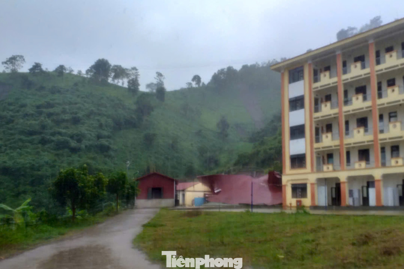 Ngoài ra, mưa lũ cũng làm nhà mạng VNPT (vinaphone) bị đứt cáp thông tin, mất điện gây mất sóng tại một số khu vực. Hiện, nhà mạng đang cử cán bộ kỹ thuật rà soát, khắc phục, sửa chữa trong thời gian sớm nhất.