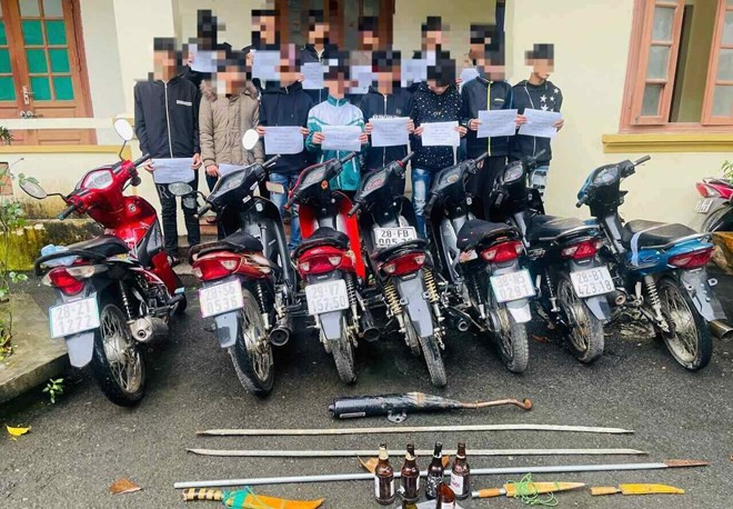 Nhóm đối tượng cùng số hung khí bị lực lượng chức năng thu giữ. Ảnh: CACC