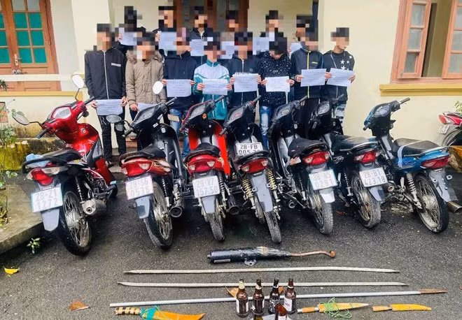 Nhóm đối tượng cùng số hung khí bị lực lượng chức năng thu giữ. Ảnh: CACC