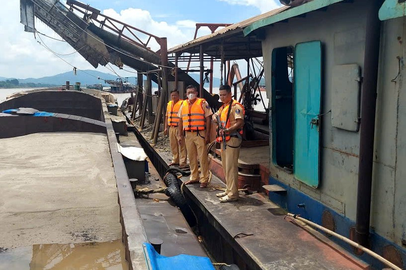 Lực lượng chức năng áp sát tàu. Lực lượng chức năng áp sát tàu.