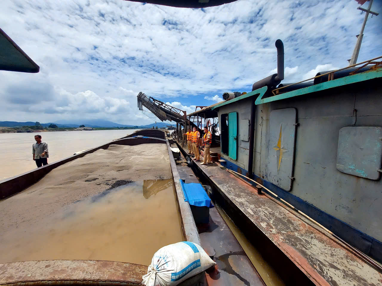 Phát hiện nhiều tàu khai thác cát trái phép. Phát hiện nhiều tàu khai thác cát trái phép.