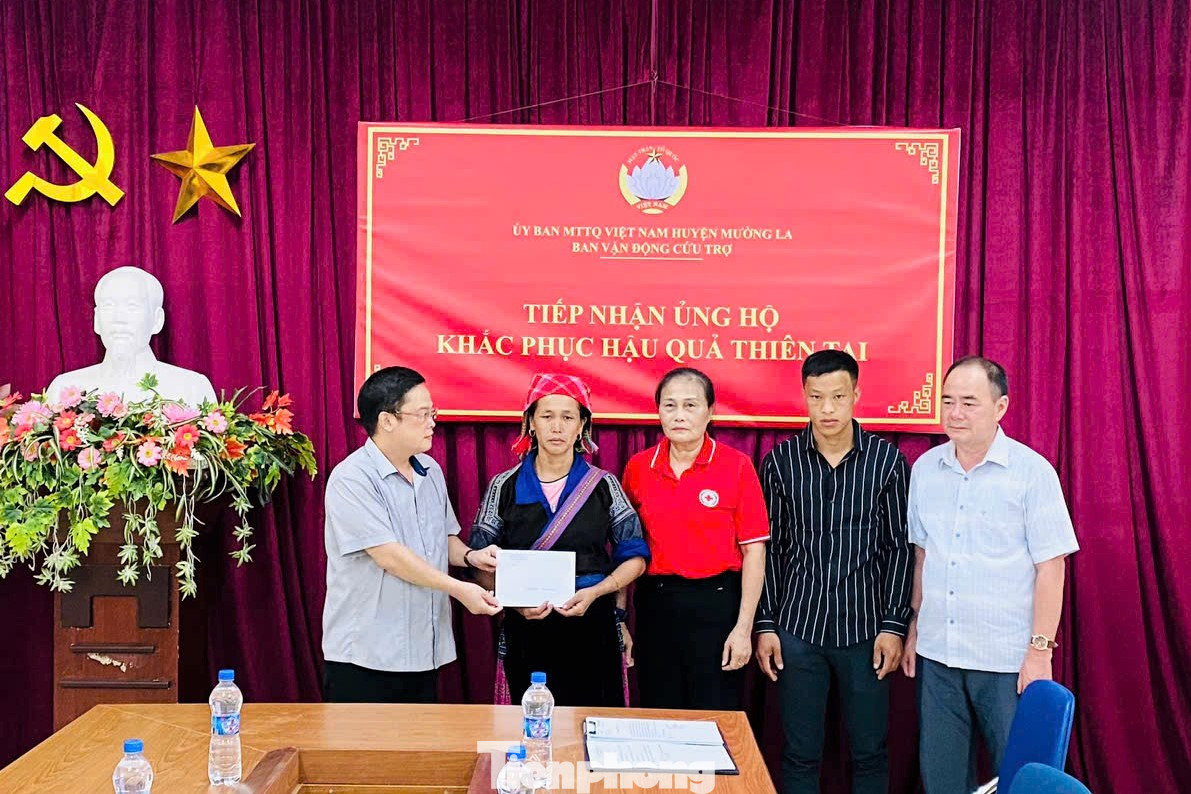 Đại diện Ủy ban MTTQ Việt Nam huyện Mường La trao hỗ trợ của Báo Tiền Phong cho gia đình bà Lù Thị Da.