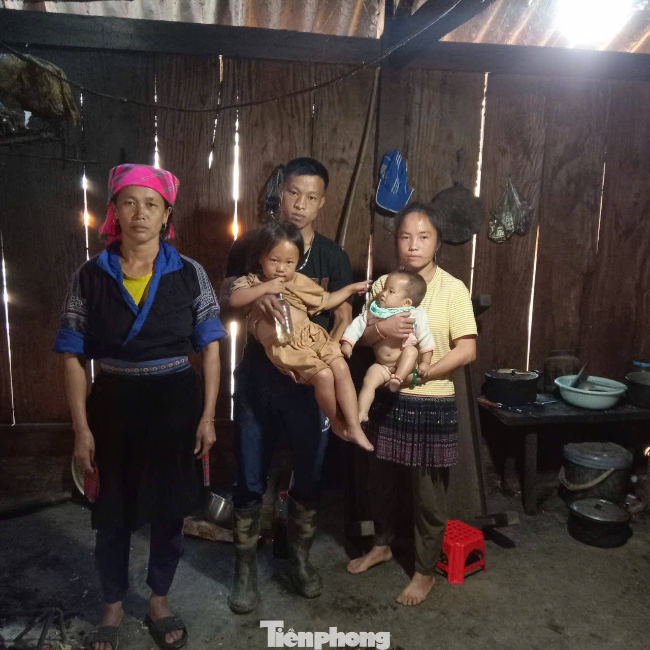 Gia đình anh Khai hiện về sống cùng bà Da và em út do nhà đã bị sạt lở, lũ cuốn.