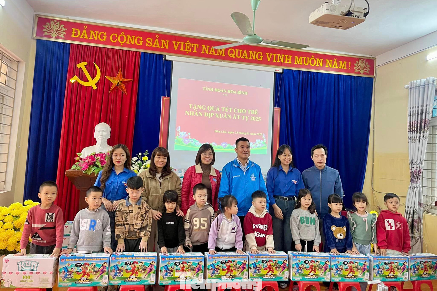 Các em nhỏ tại phường Dân Chủ, TP Hòa Bình nhận quà hỗ trợ.