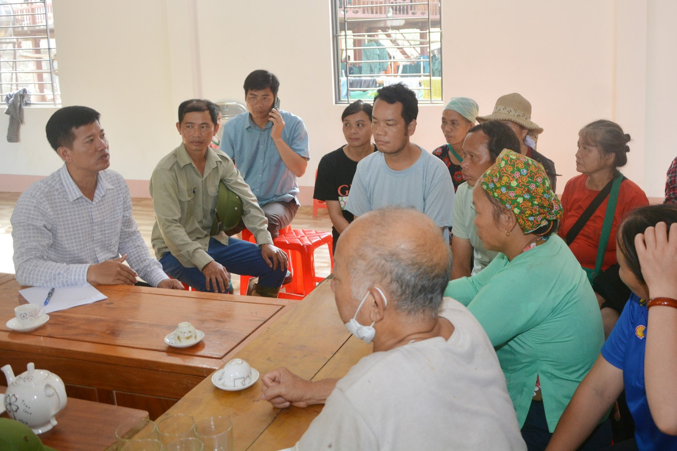 Buổi làm việc, lấy ý kiến người dân Làng Nủ về các phương án xây dựng khu tái định cư. Ảnh: Báo Lào Cai.