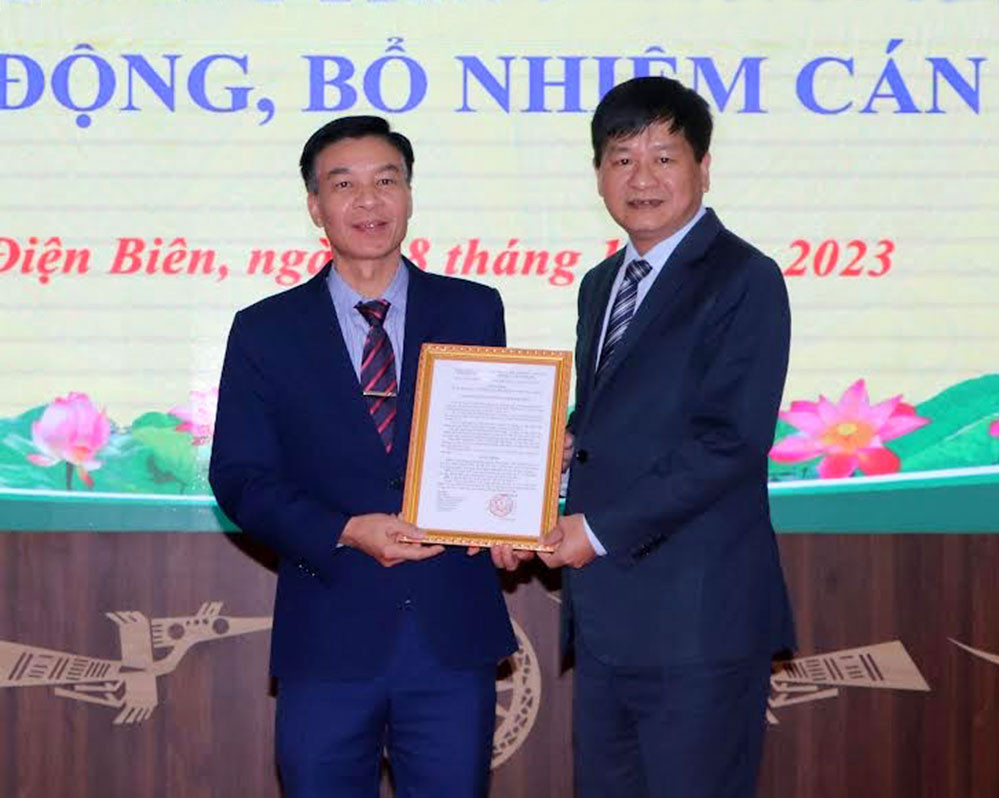 Ông Lê Thành Đô - Chủ tịch UBND tỉnh Điện Biên trao quyết định bổ nhiệm ông Bùi Văn Luyện. Ảnh: Văn Tâm.