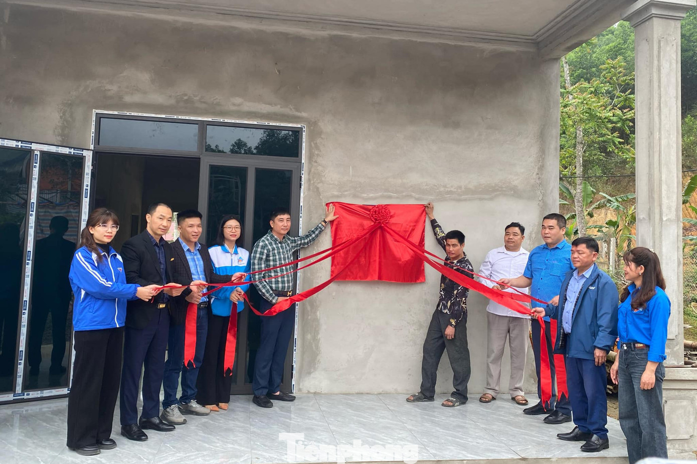 Ngoài ra, để hưởng ứng Ngày cao điểm chung tay xây dựng nông thôn mới, Tỉnh Đoàn đã phối hợp với Hội Doanh nhân trẻ tỉnh khánh thành công trình Nhà Nhân ái cho gia đình anh Bùi Văn Màng tại xóm Sào Vót, xã Lạc Sỹ, huyện Yên Thuỷ.