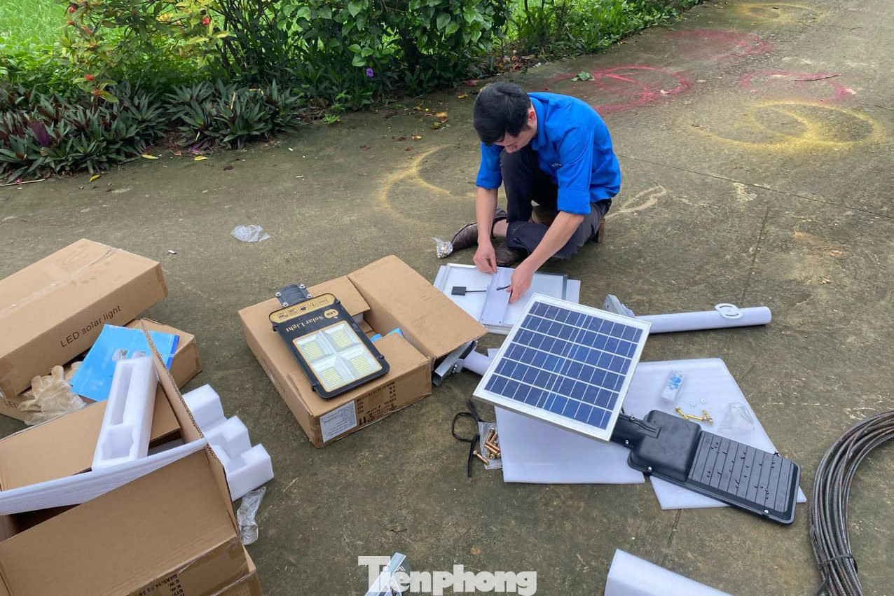 ...xây dựng đoạn đường chiếu sáng bằng năng lượng xanh.